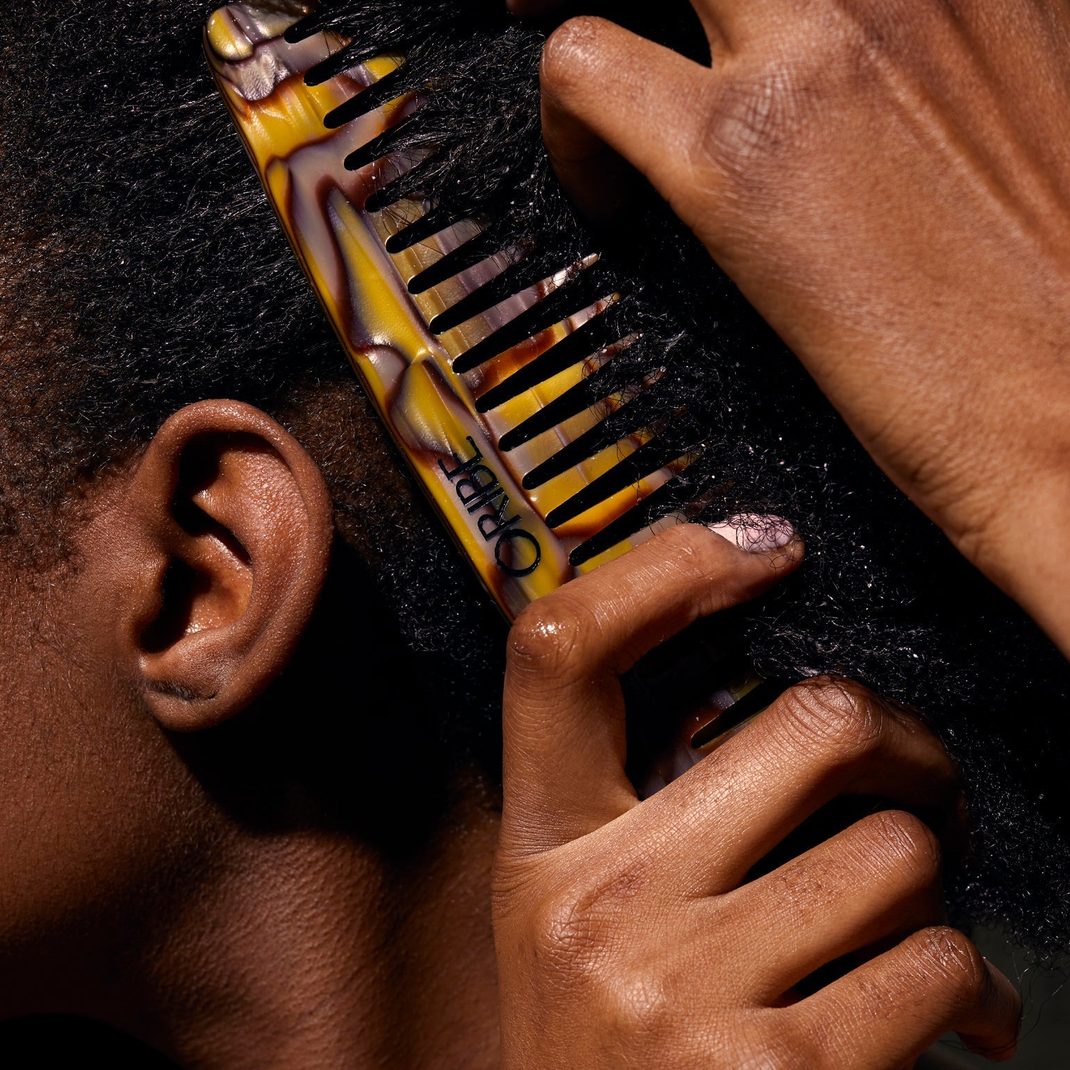 Oribe Italian Resin Wide Tooth Comb - Oribe Hair Care - Image 2